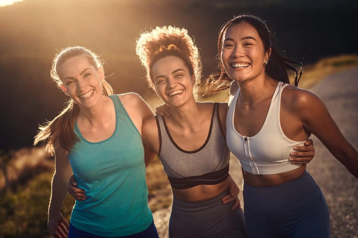 Mulher correndo ao ar livre ilustrando benefícios mentais do exercício físico feminino