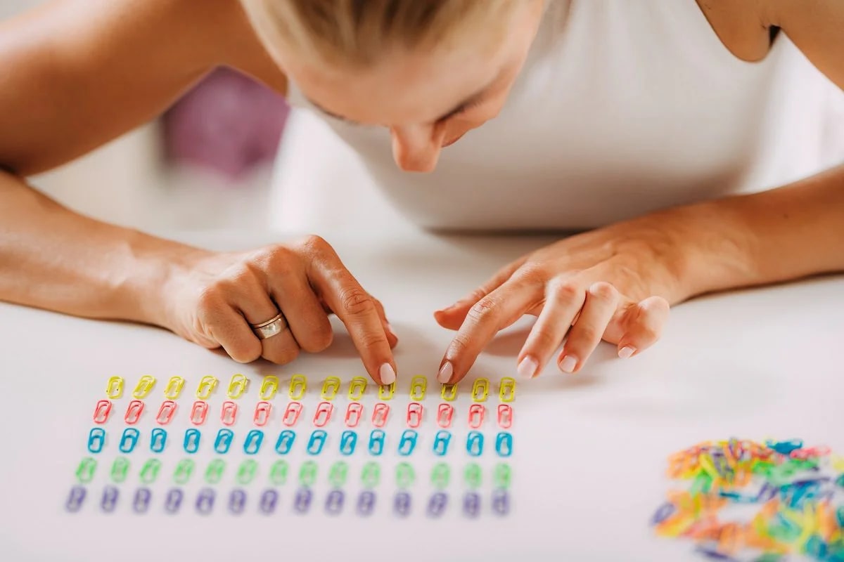 Pessoa em comportamento compulsivo de organização ilustrando transtorno obsessivo compulsivo