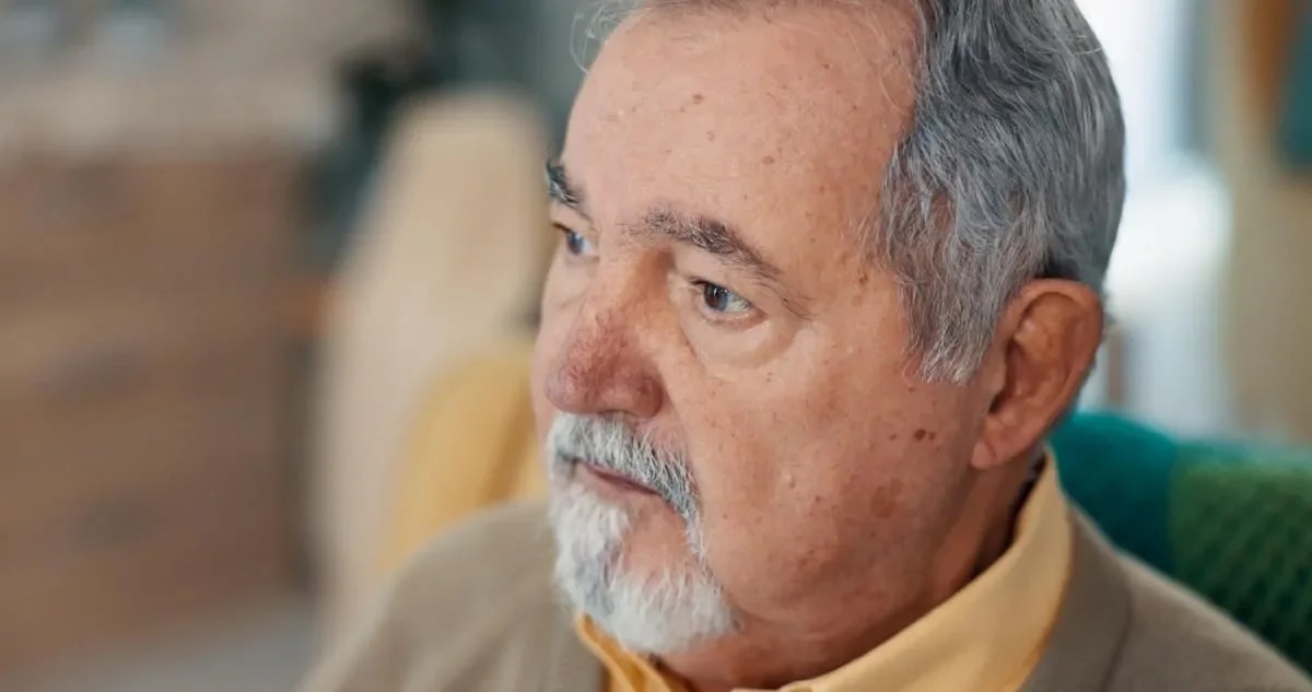 Pessoa idosa em consulta médica para diagnóstico de demência vascular em consultório de geriatria