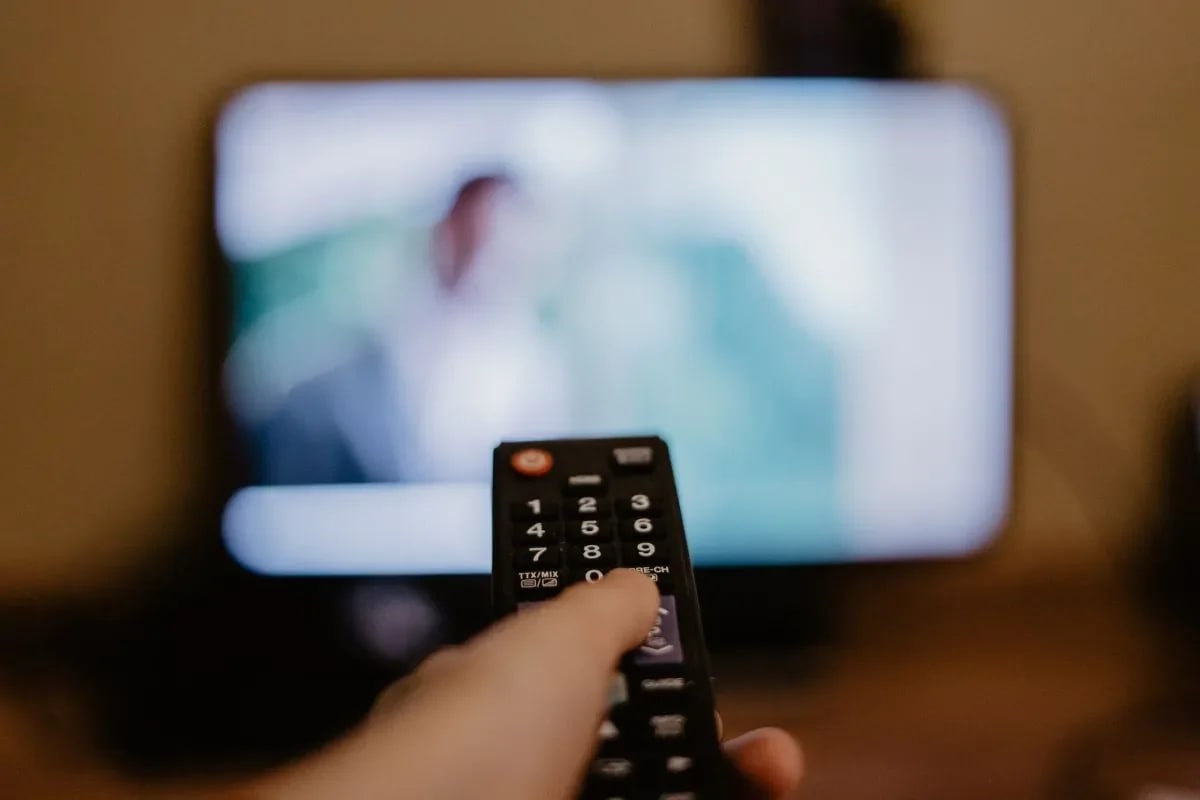 Família reunida assistindo filme com personagem autista em ambiente doméstico aconchegante