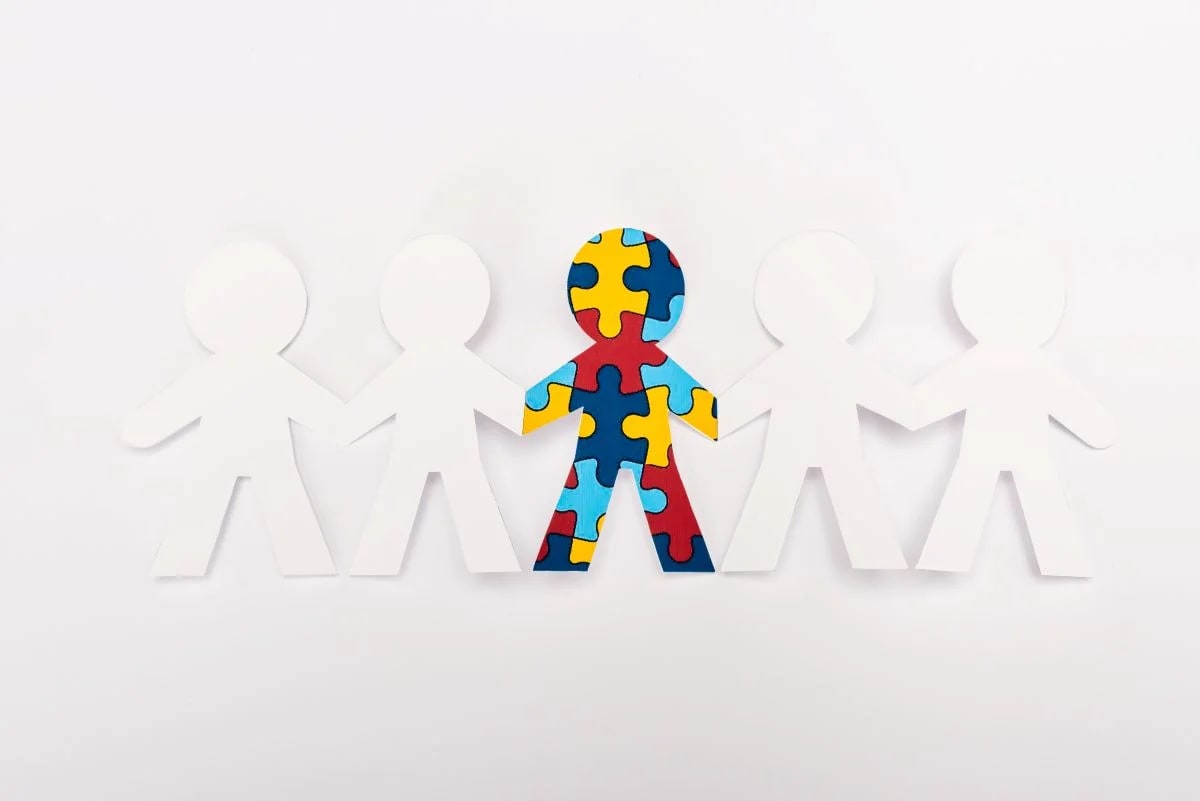 Laço azul sobre superfície neutra representando a campanha Abril Azul de conscientização do autismo
