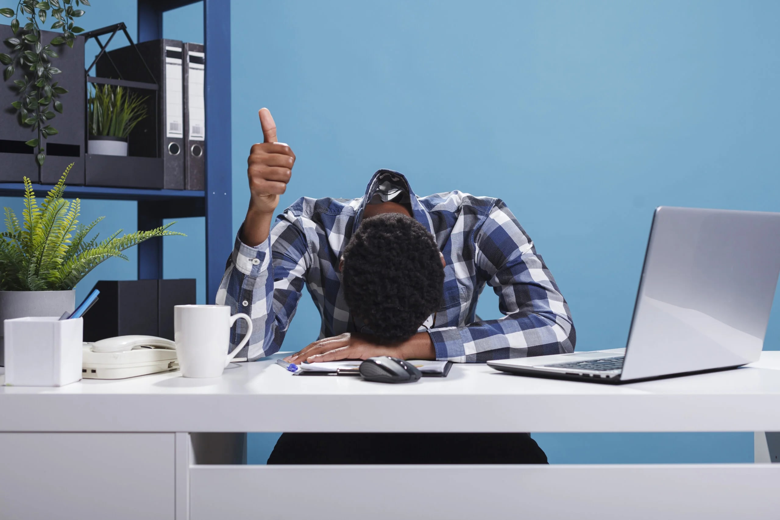 Profissional exausto no trabalho ilustrando semelhanças entre sintomas de ansiedade e burnout