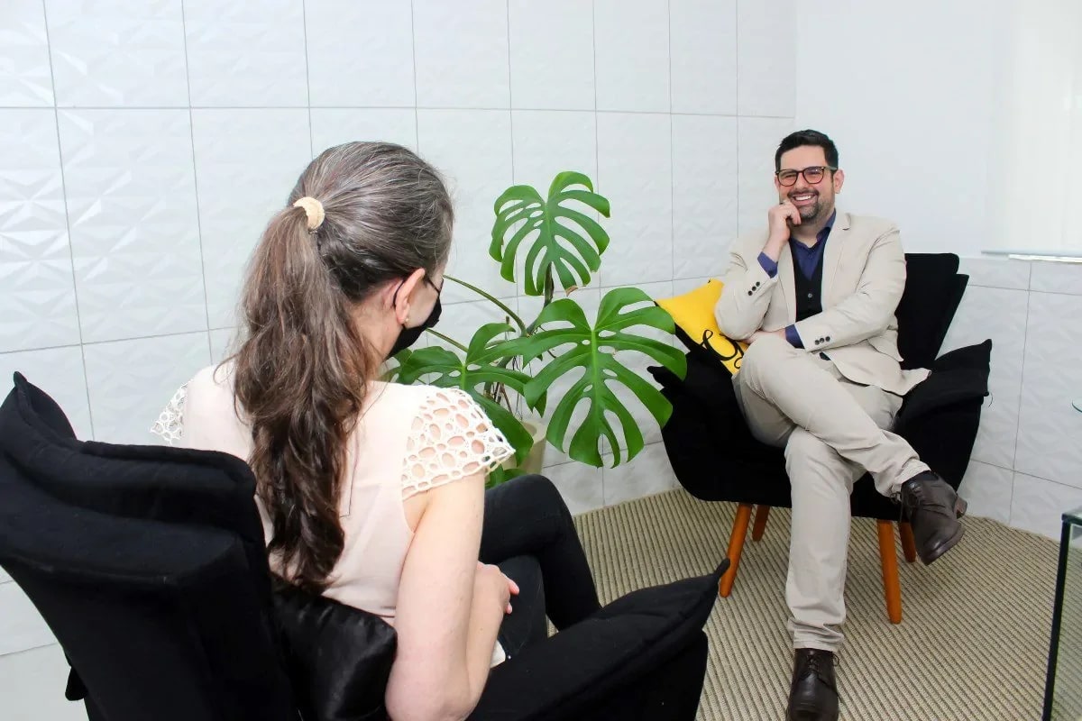 Consultório de psiquiatria acolhedor mostrando que tratamento não é apenas para crises extremas
