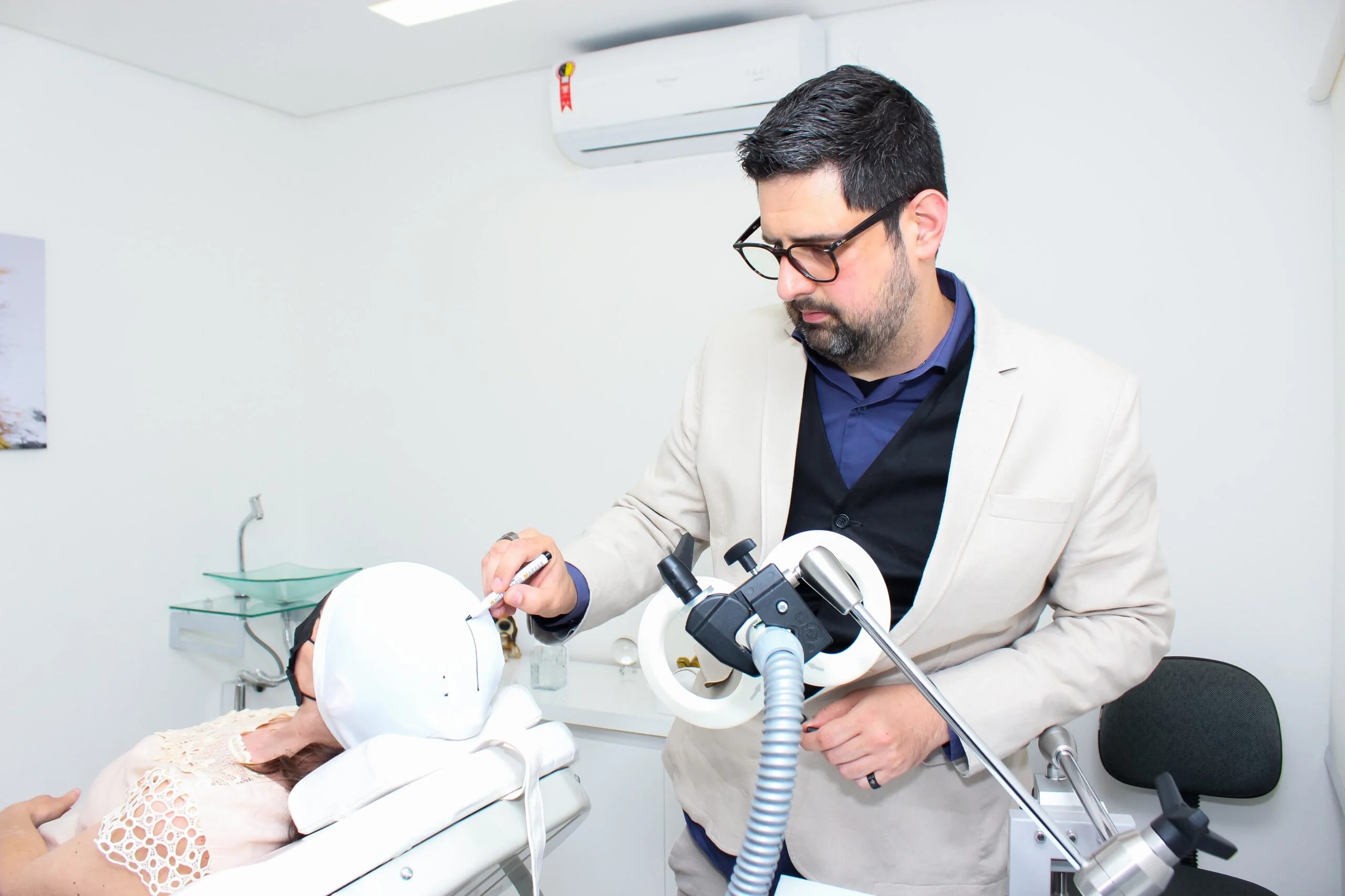 Sala clínica de estimulação magnética transcraniana com equipamento posicionado para tratamento da depressão