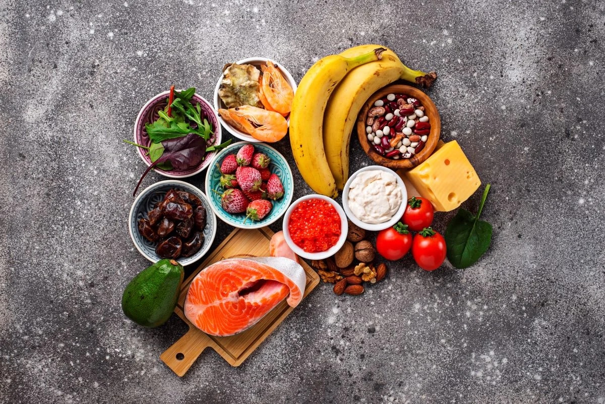 Mesa com alimentos coloridos e nutritivos que melhoram o humor e a saúde mental