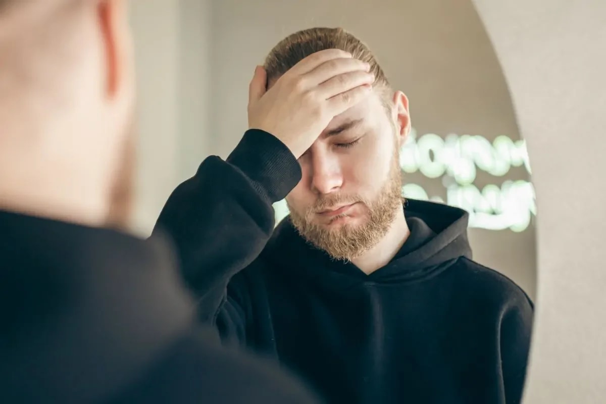 Familiar acolhendo pessoa com transtorno bipolar em momento de apoio emocional