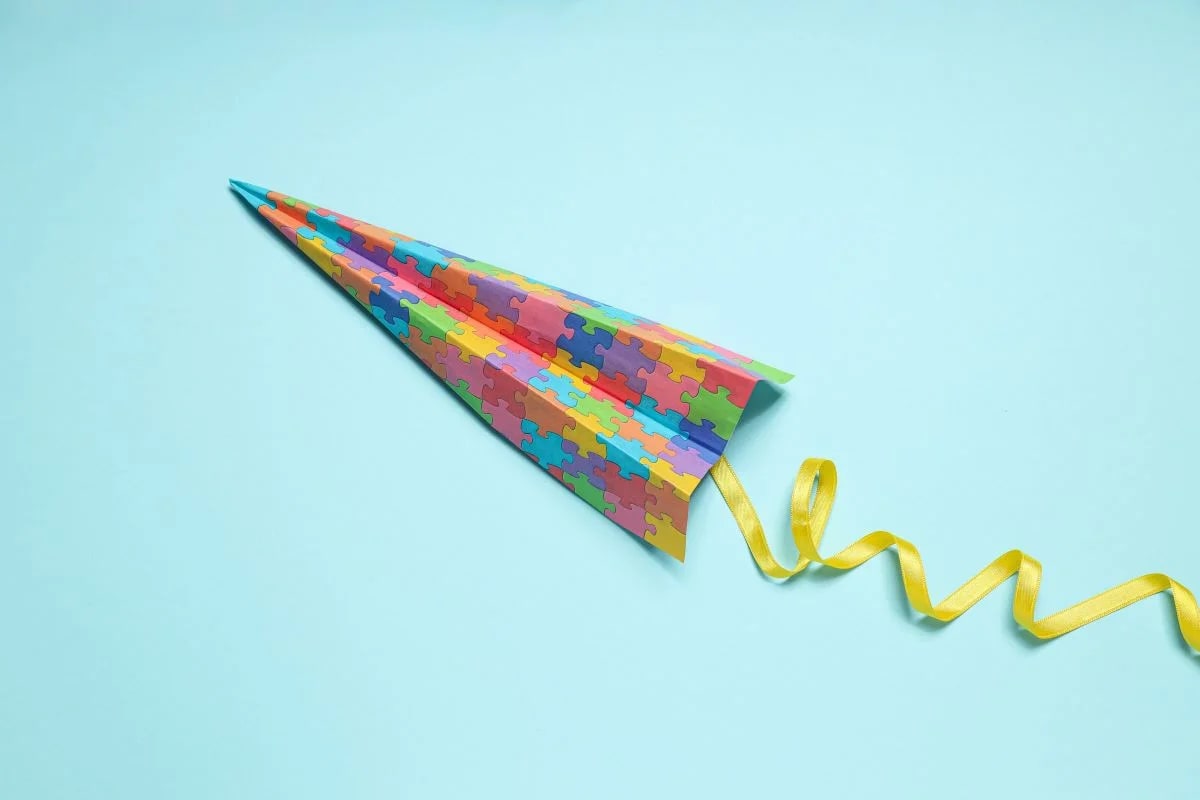 Peças coloridas de quebra-cabeça simbolizando o transtorno do espectro autista e potencial humano
