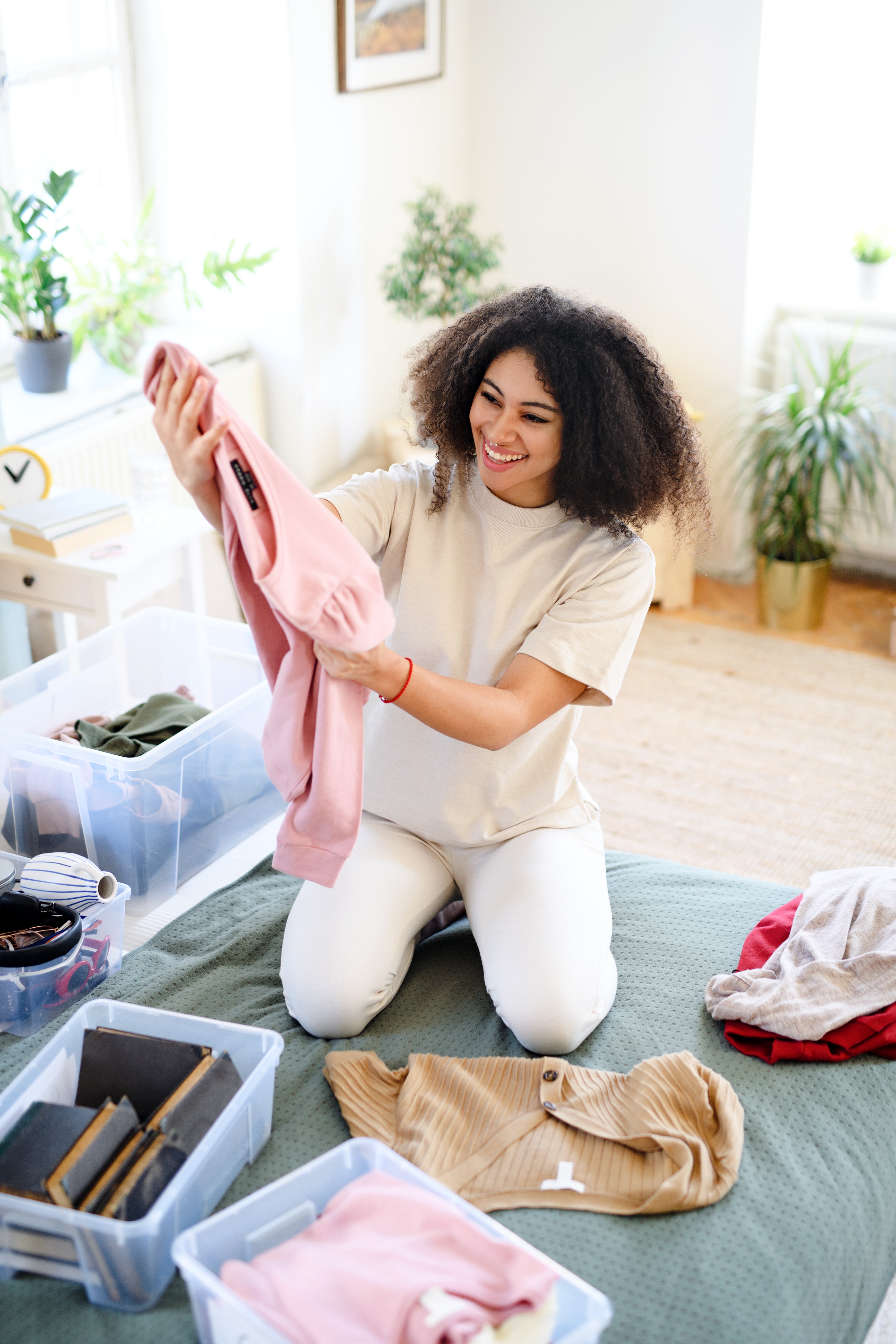 Mulher organizando roupas cuidadosamente em casa. Imagem editorial sobre TOC no Instituto Alceu Giraldi.