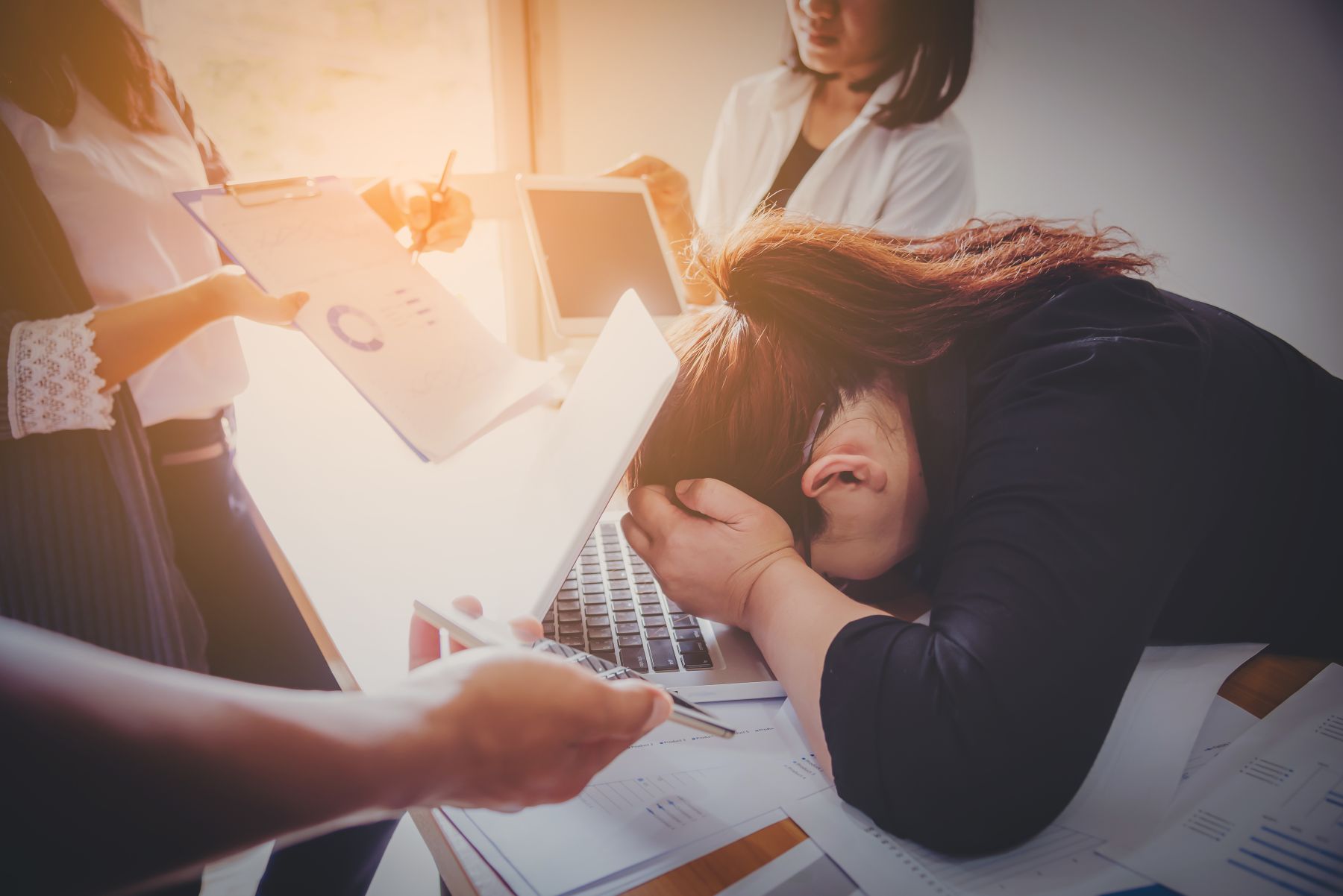 Mulher exausta no escritório. Burnout. Instituto Alceu Giraldi.