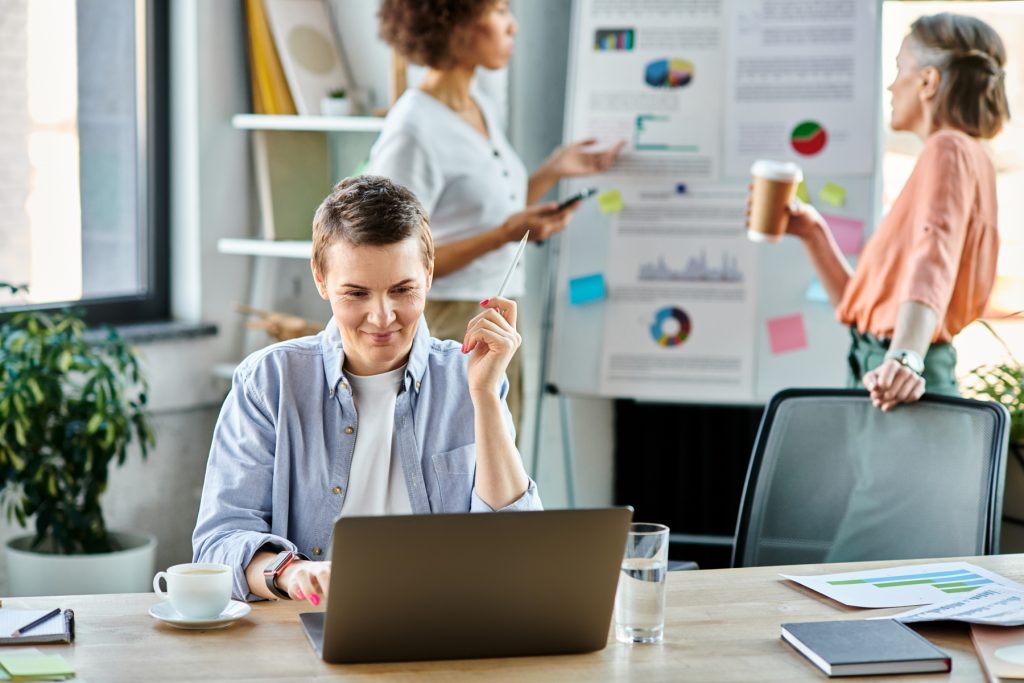 Mulher mentalmente saudável em sua empresa feliz com os resultados.