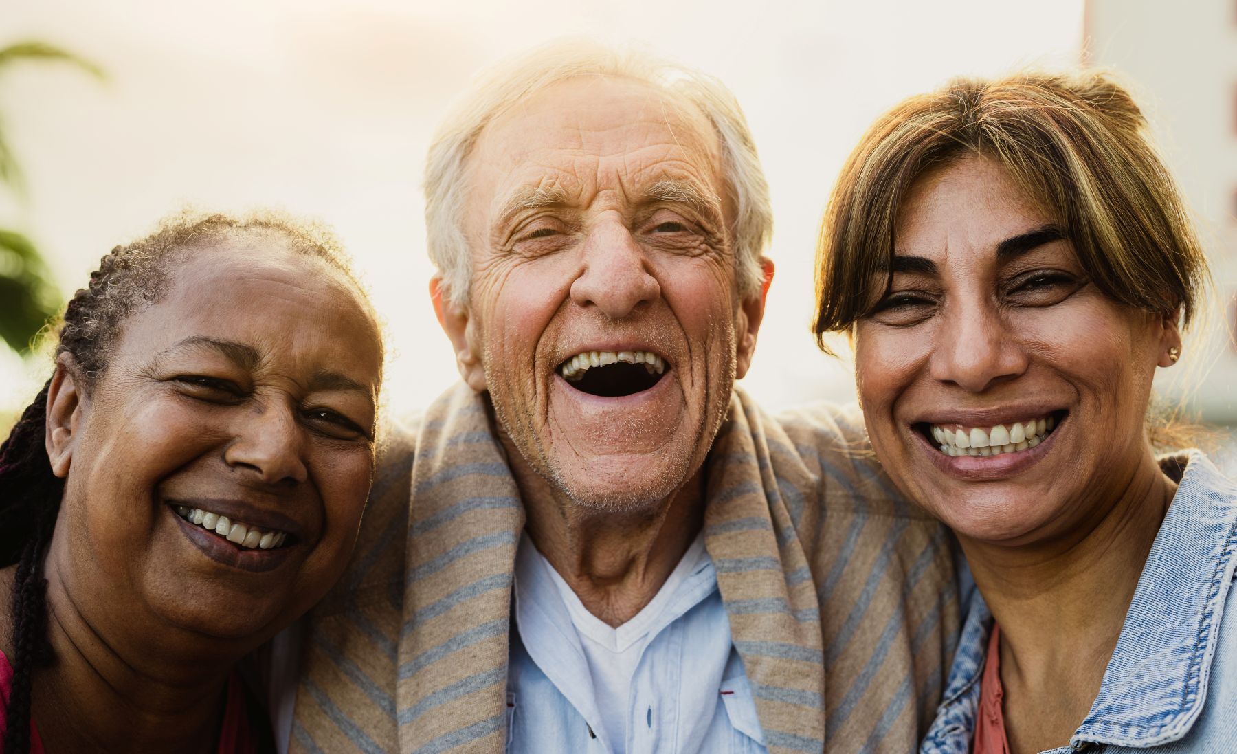 Idoso feliz com família.