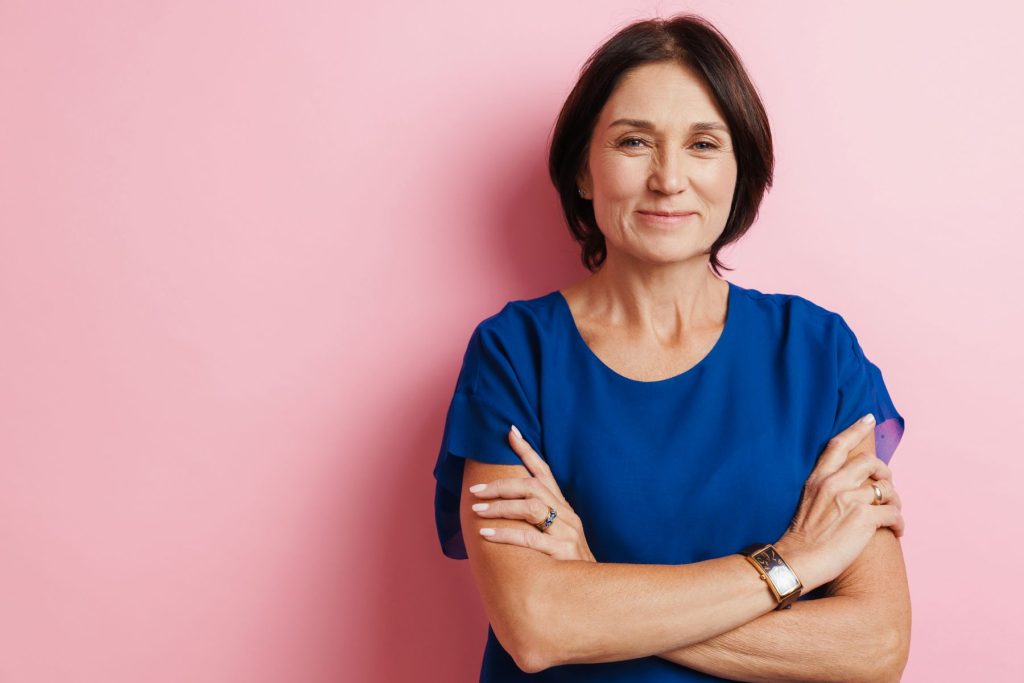 Mulher feliz na menopausa. Sem sintomas de TPM e com alta disposição.