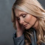 Mãe, profissional, dona de casa: a sobrecarga feminina que ninguém vê (mas todo mundo cobra)